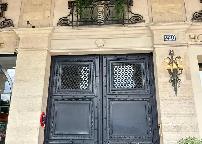 Spacious Parisian Flat Louvre Steps Eiffel Tower Access
