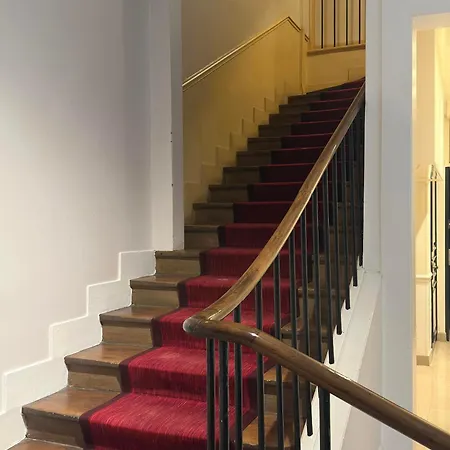 Spacious Parisian Flat Louvre Steps Eiffel Tower Access Апартаменты *