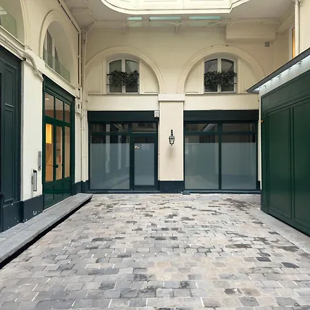 Spacious Parisian Flat Louvre Steps Eiffel Tower Access Апартаменты Париж