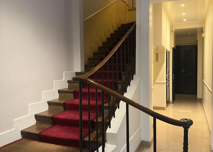 Spacious Parisian Flat Louvre Steps Eiffel Tower Access Апартаменты