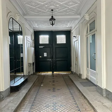 Spacious Parisian Flat Louvre Steps Eiffel Tower Access Апартаменты